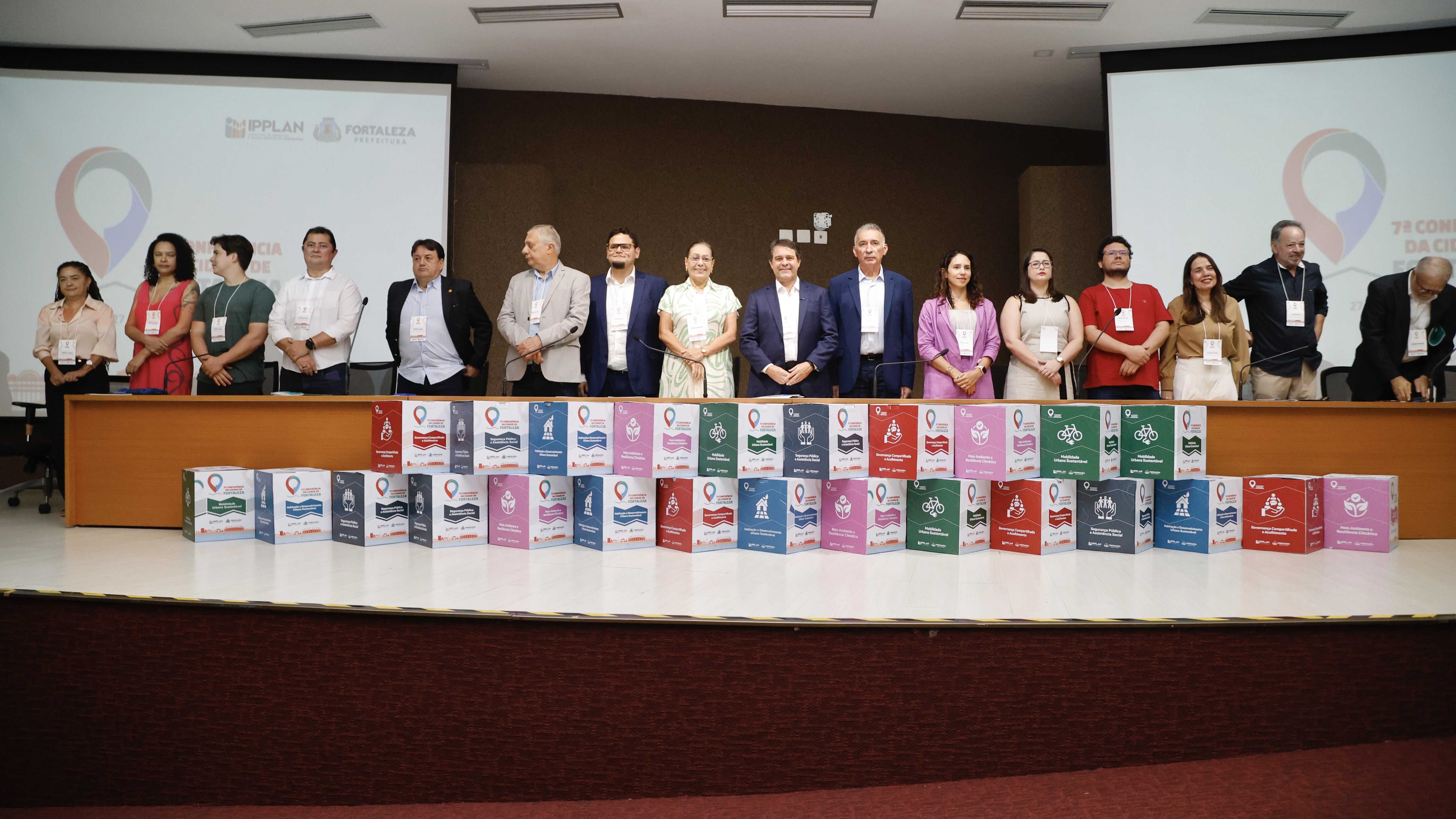 grupo de pessoas posa para a foto